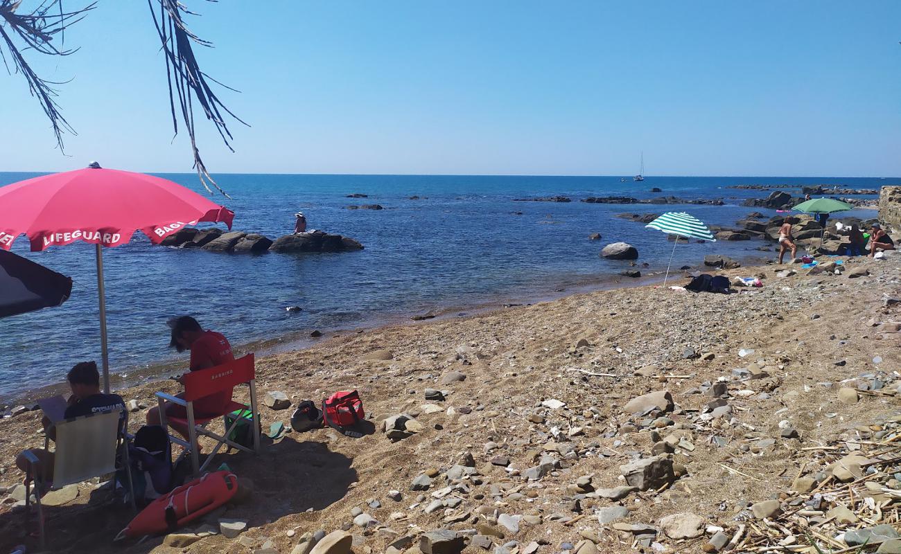 Foto af La spiaggia bella med grå fin sten overflade