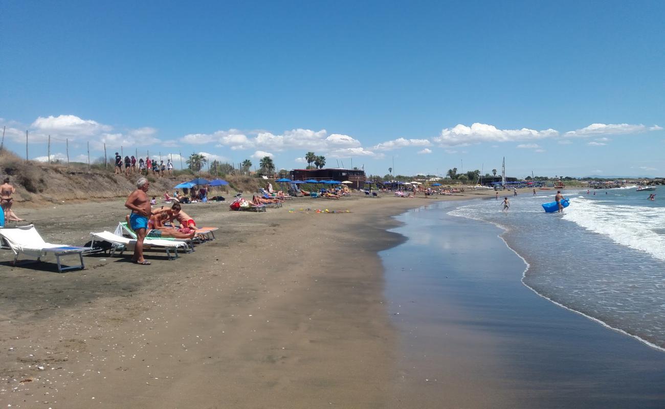 Foto af Il Castello beach med brunt sand overflade