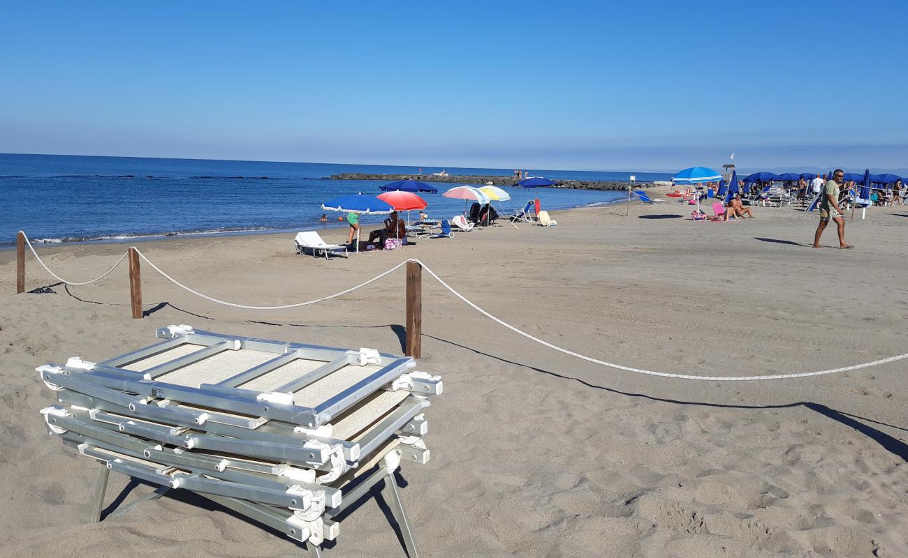 Foto af Focene beach med brunt sand overflade