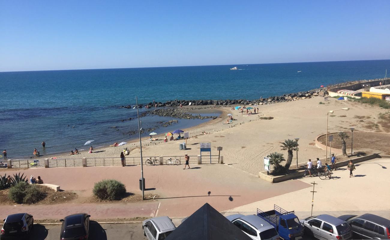 Foto af Ostia beach med brunt sand overflade