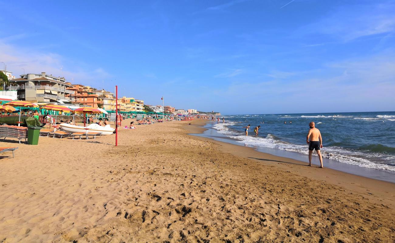 Foto af Lavinio beach med brunt sand overflade