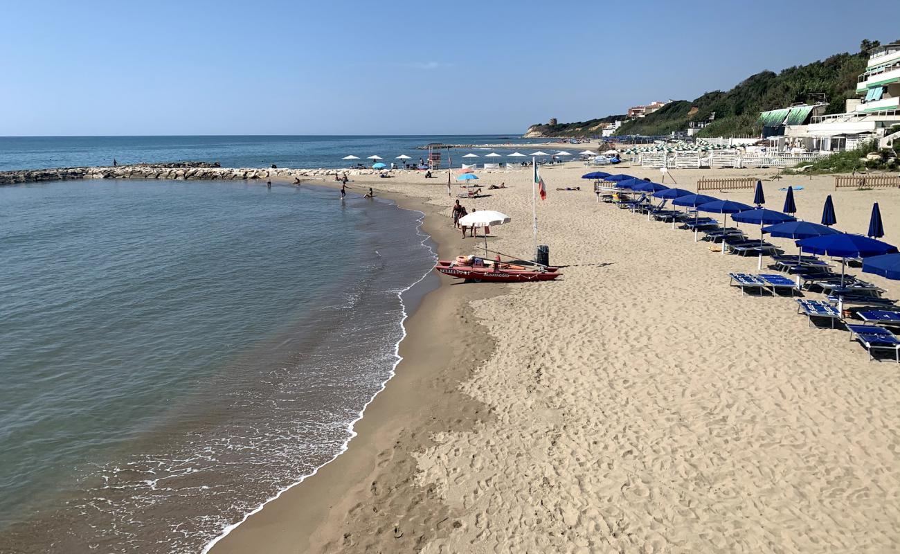 Foto af Lido delle Sirene med brunt sand overflade