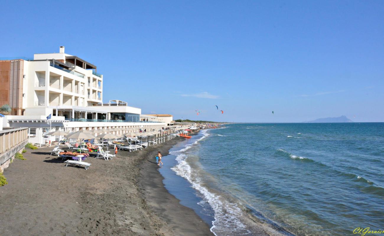 Foto af Capoportiere beach med brunt sand overflade