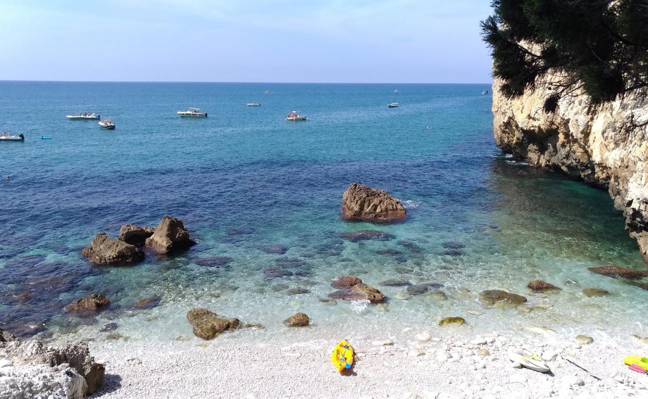 Foto af Spiaggia Dei Prigionieri med grå sten overflade