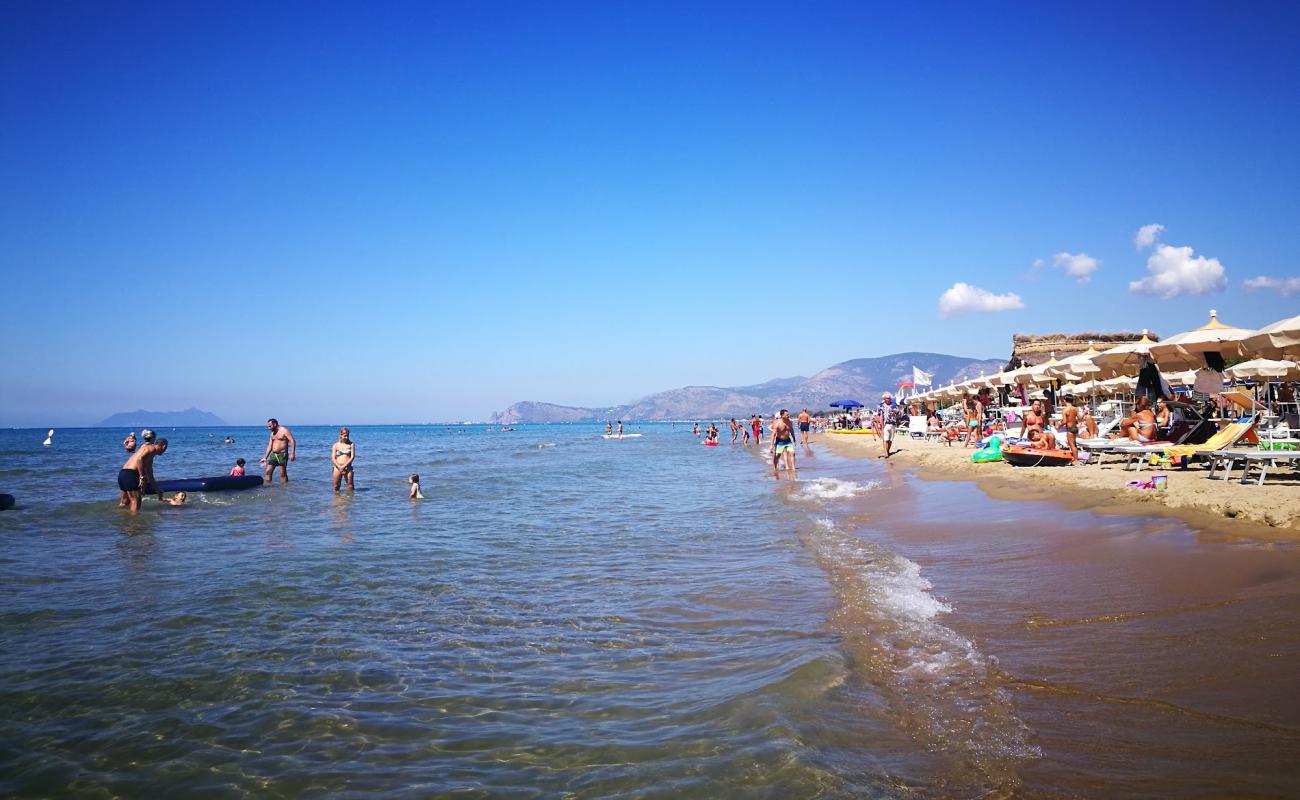 Foto af Lago Lungo beach med brunt sand overflade