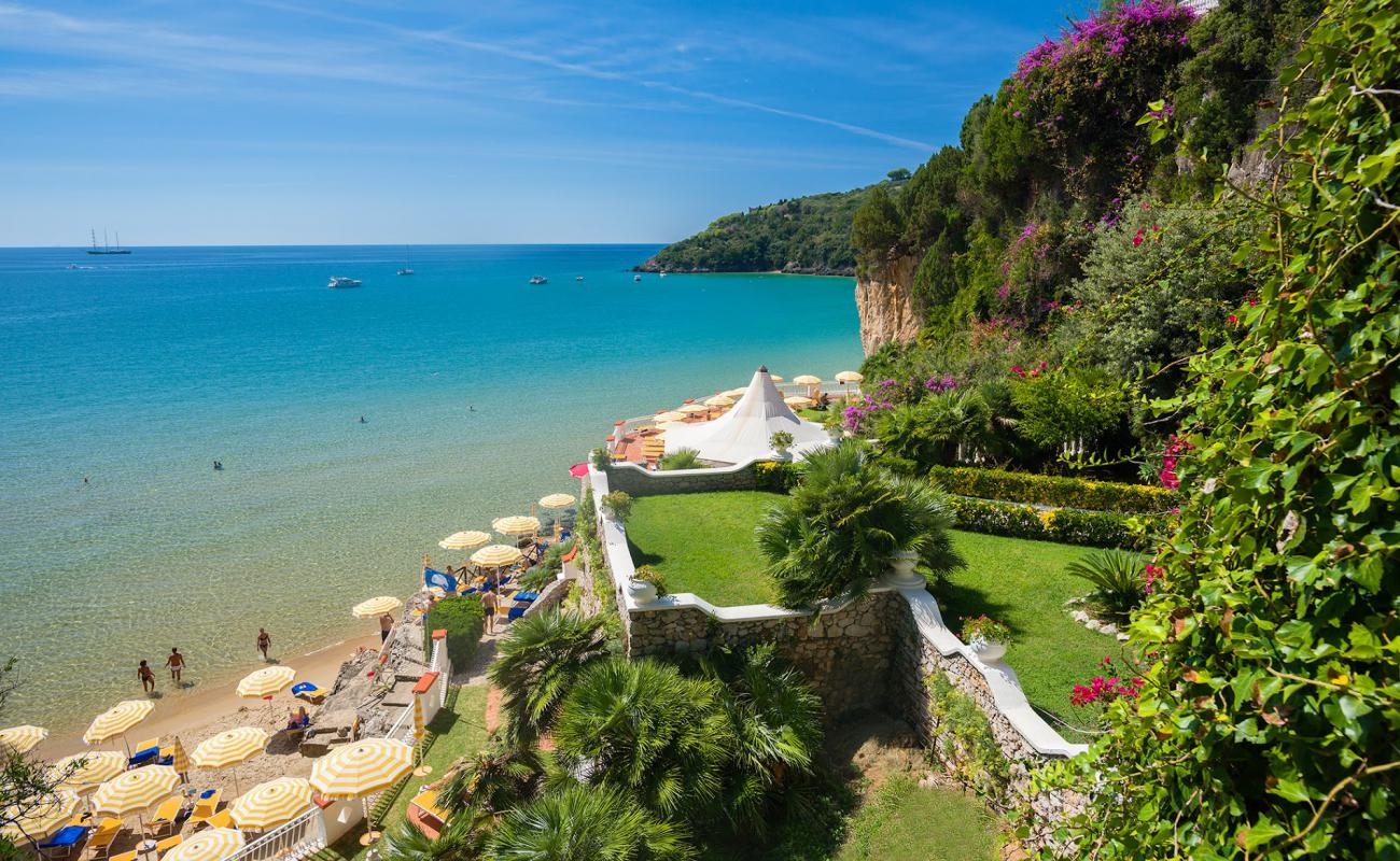 Foto af Albergo hotel beach med fin brunt sand overflade