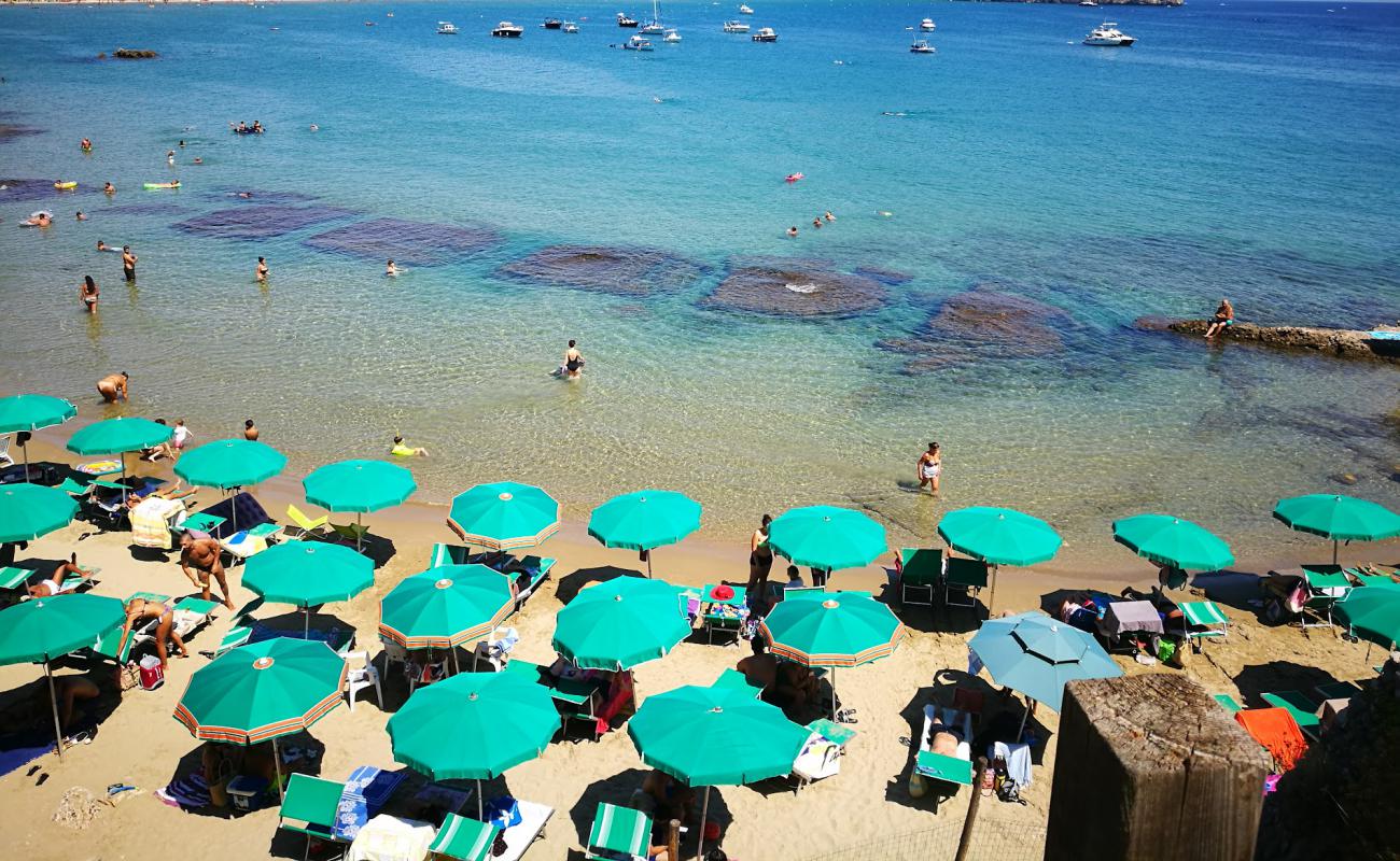 Foto af Spiaggia di Fontania med fin brunt sand overflade