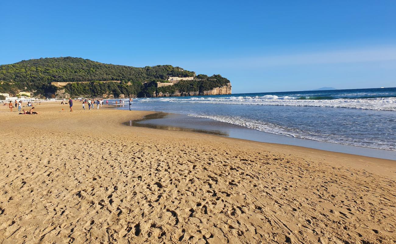 Foto af Serapo Strand med fin brunt sand overflade