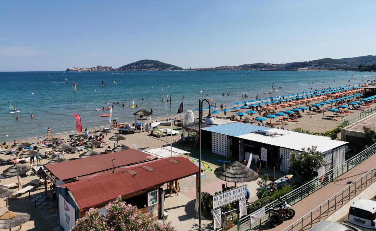 Foto af Spiaggia di Vindicio med brunt sand overflade