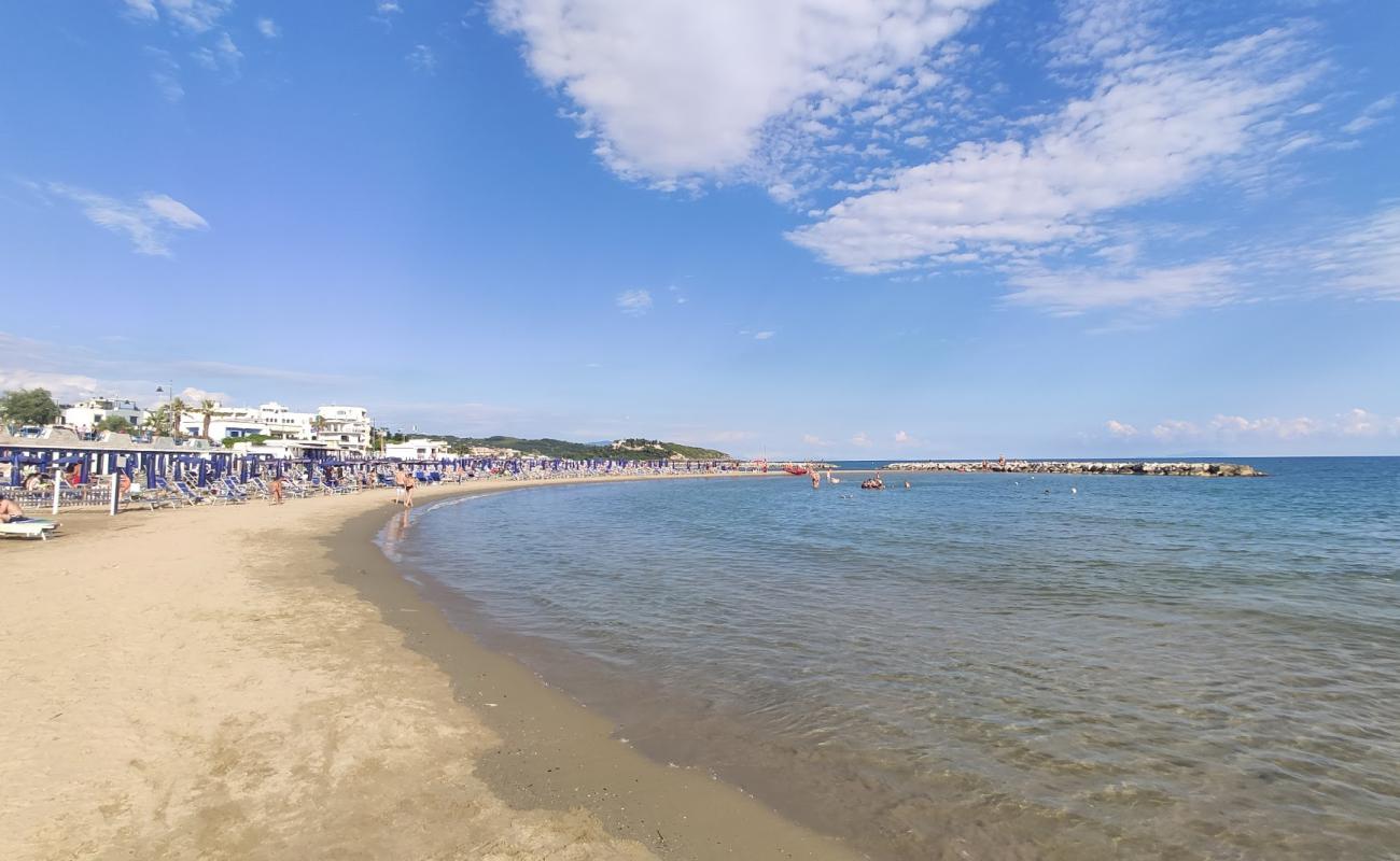 Foto af Gianola beach med brunt sand overflade