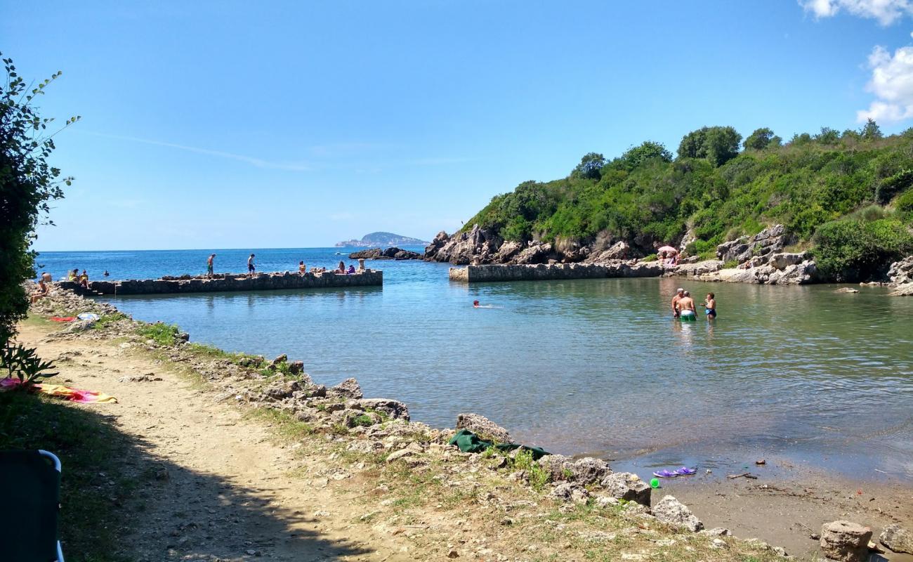 Foto af Porticciolo Romano med brunt sand overflade