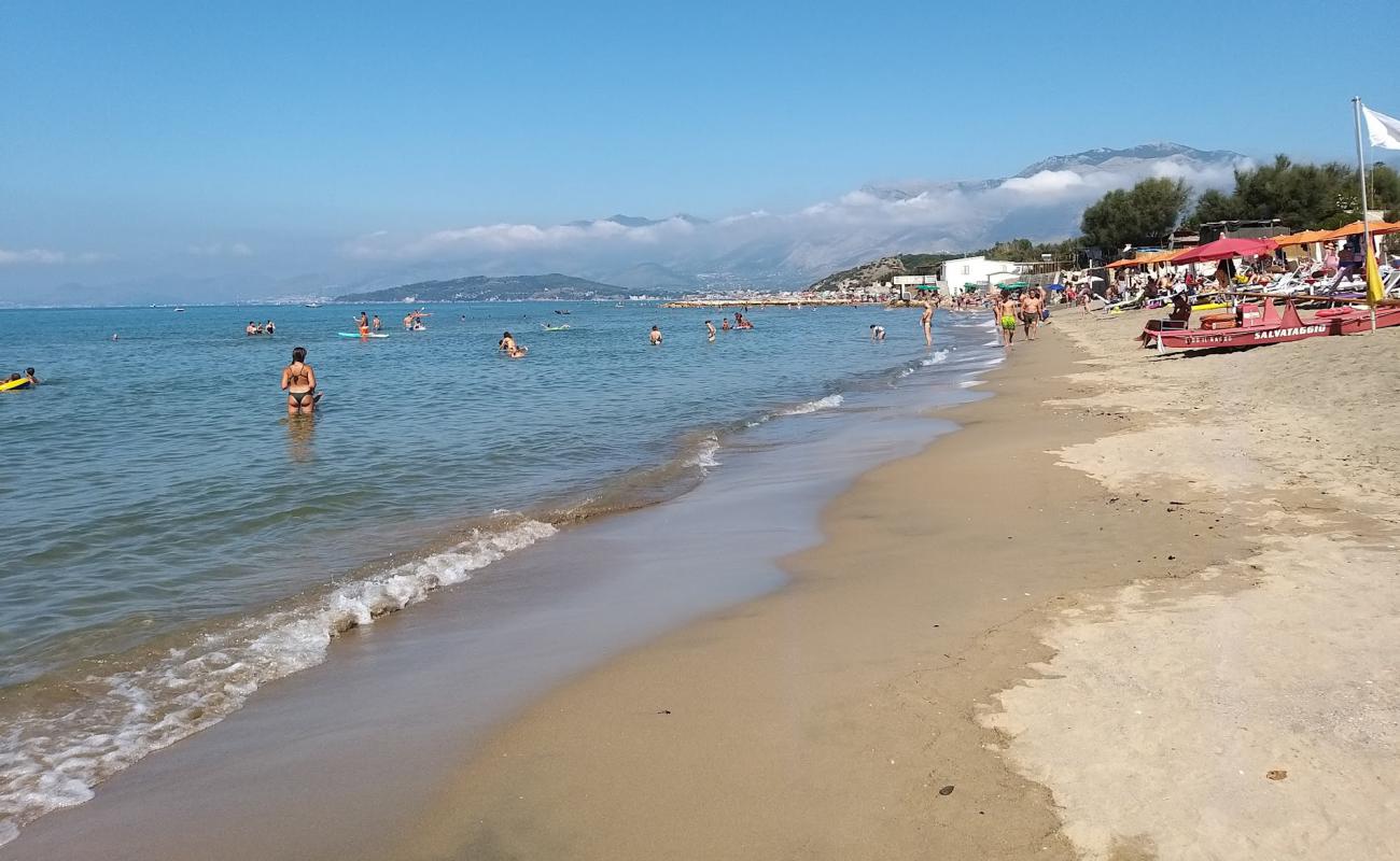 Foto af Marina di Minturno beach med brunt sand overflade