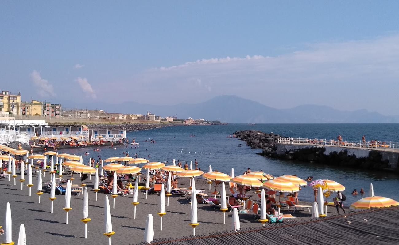 Foto af Spiaggia delle Mortelle II med grå sand overflade