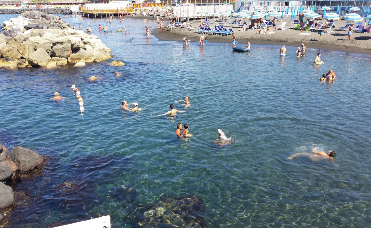 Foto af Spiaggia di via Calastro med grå sand overflade