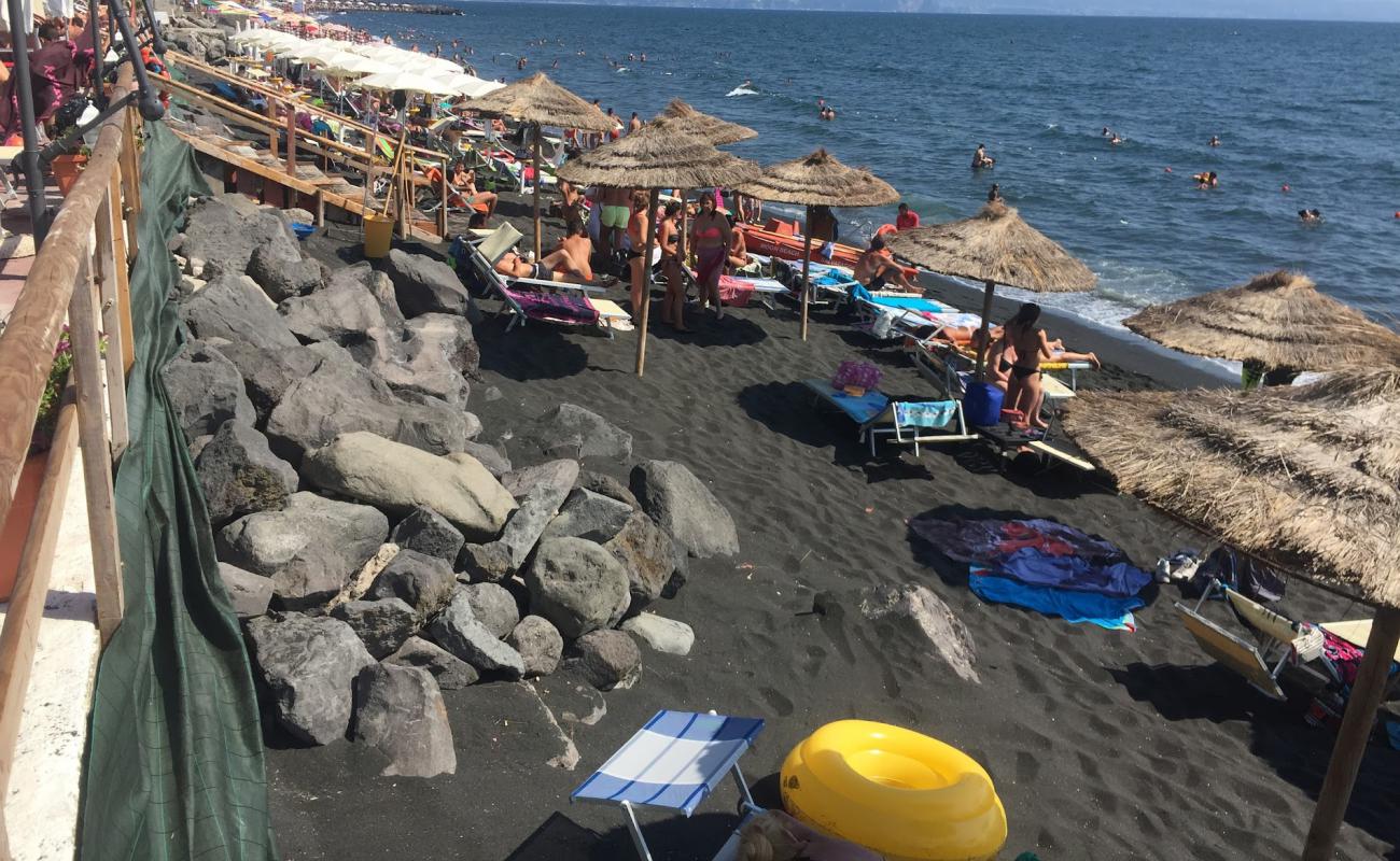 Foto af Spiaggia di via Litoranea med grå sand overflade