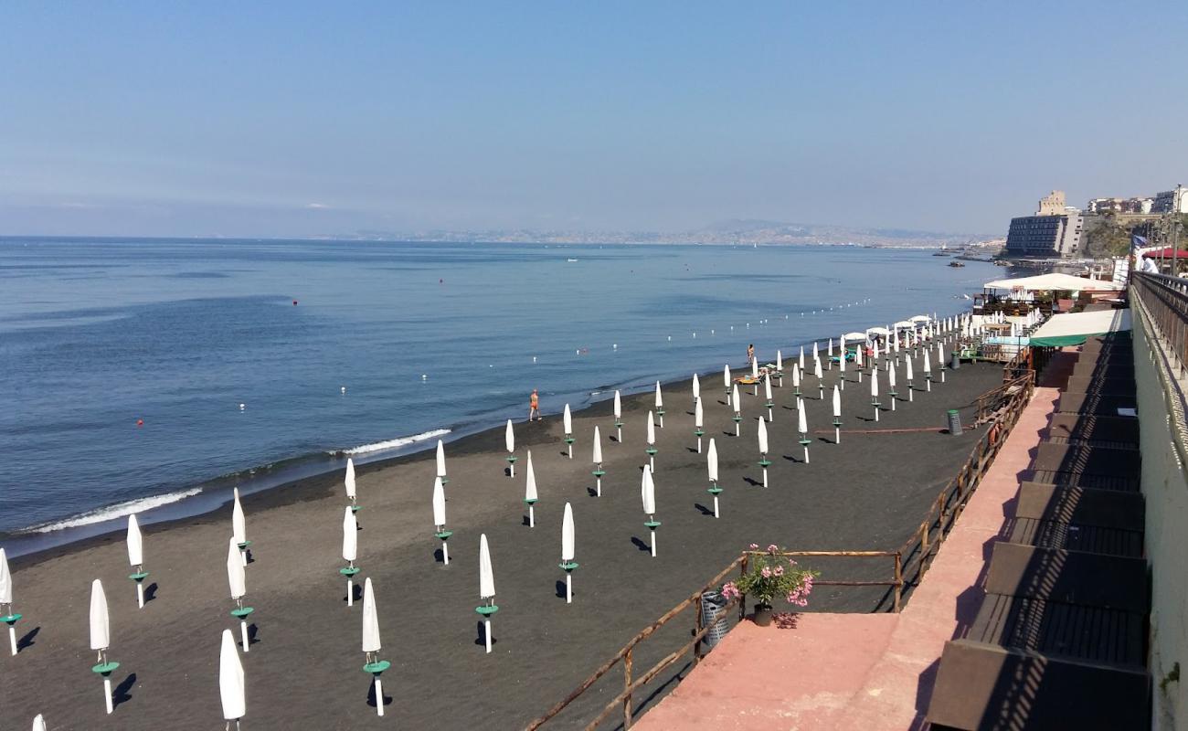 Foto af Spiaggia di via Litoranea II med grå sand overflade