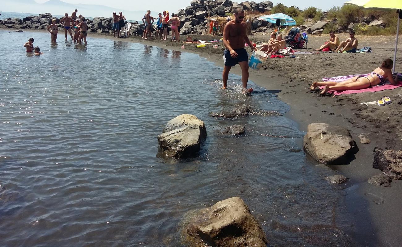 Foto af Oncino beach med grå sand overflade