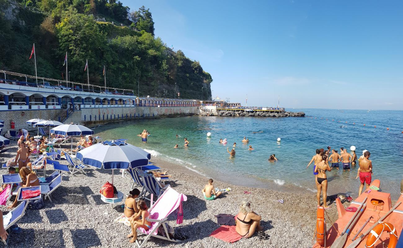 Foto af Lido Lo Scoglio med brun fin sten overflade