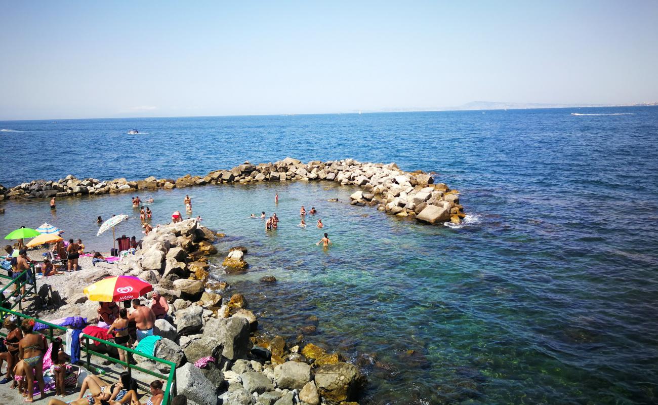 Foto af La Palombara beach med grå sten overflade