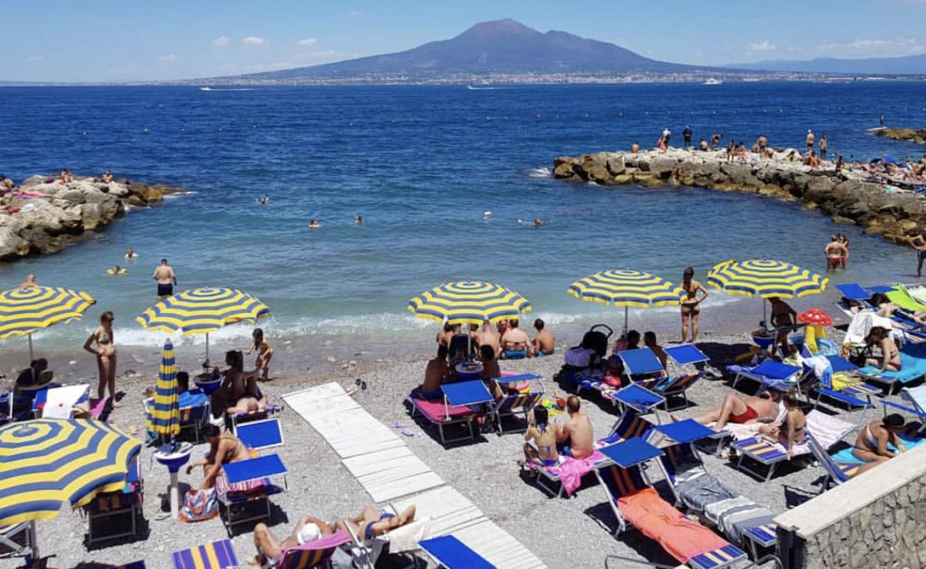 Foto af Simone Catello beach med grå fin sten overflade