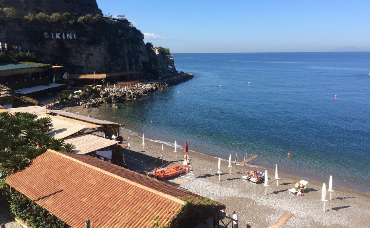 Foto af Il Bikini beach med grå fin sten overflade