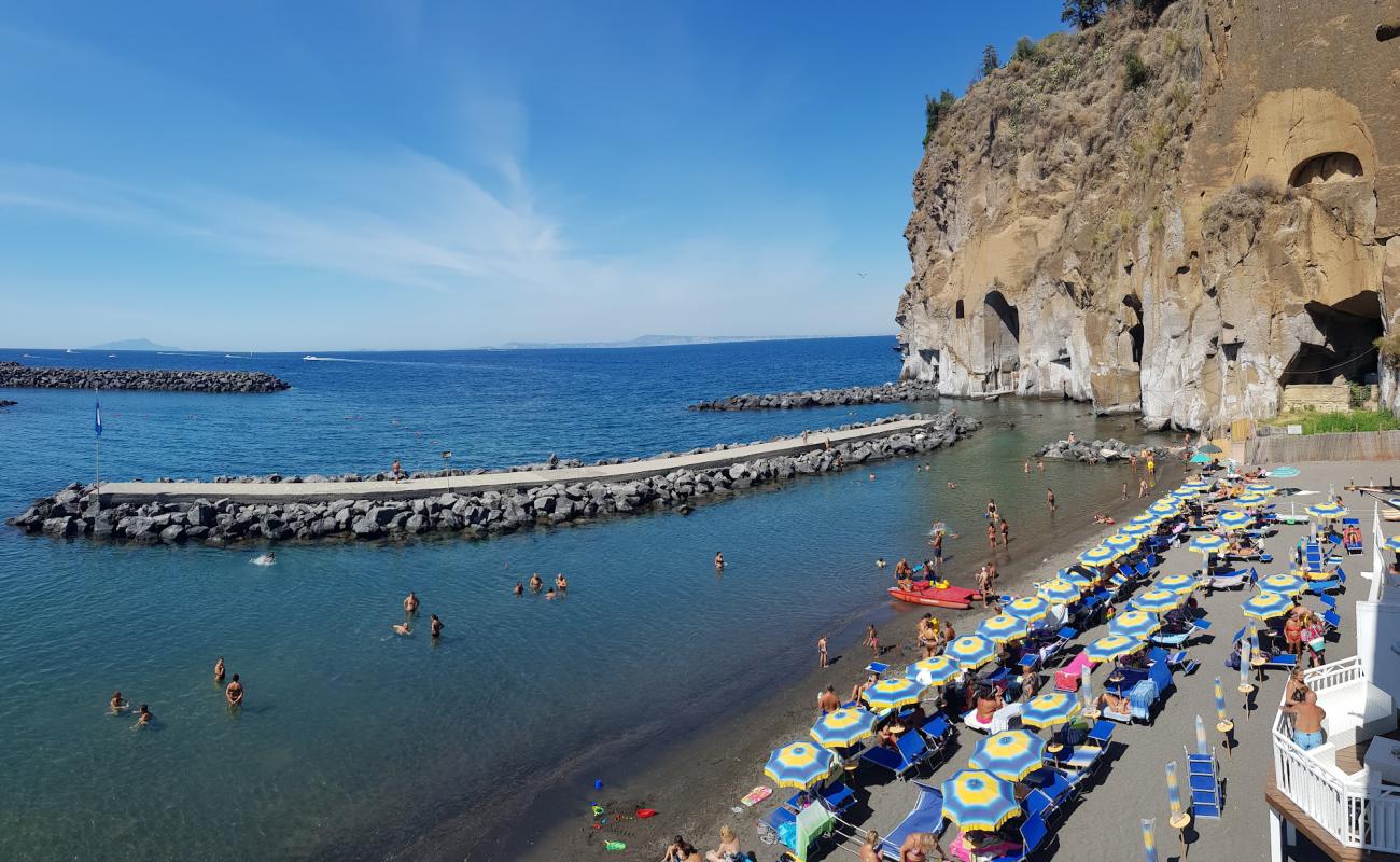 Foto af Spiaggia di Meta III med sort sand og småsten overflade