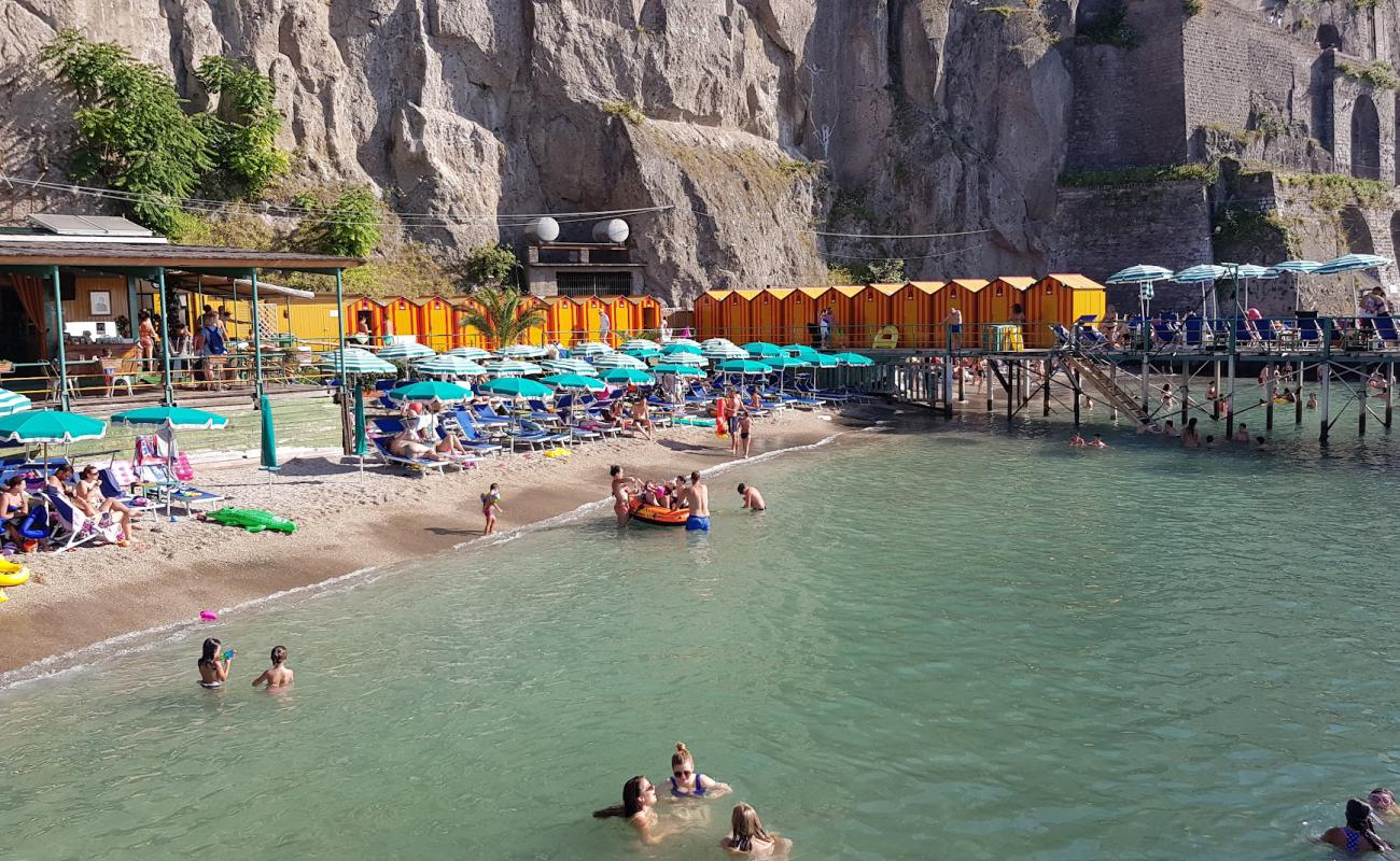 Foto af Peter's Strand med sort sand og småsten overflade