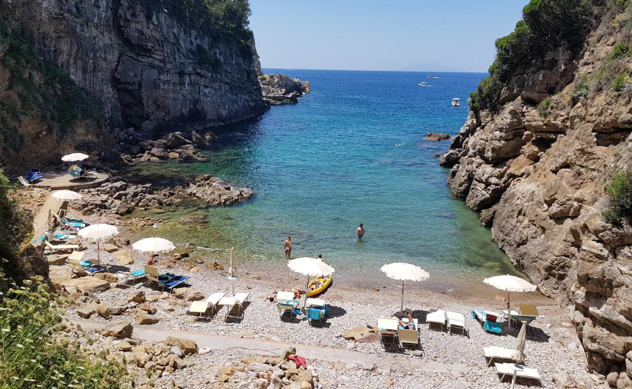 Foto af Spiaggia della Pignatella II med sort sand og småsten overflade