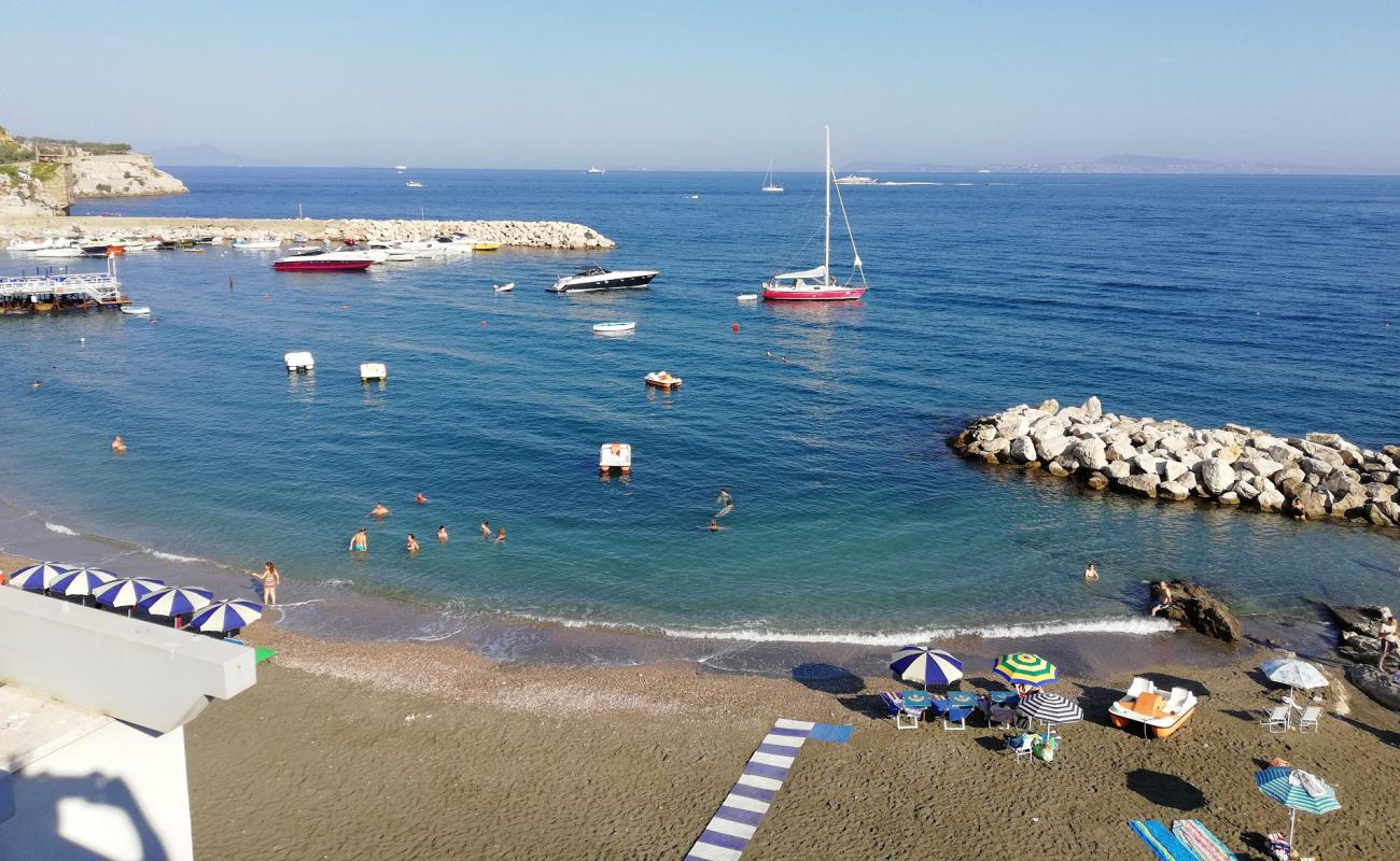 Foto af Cala Di Puolo med gråt sand og småsten overflade