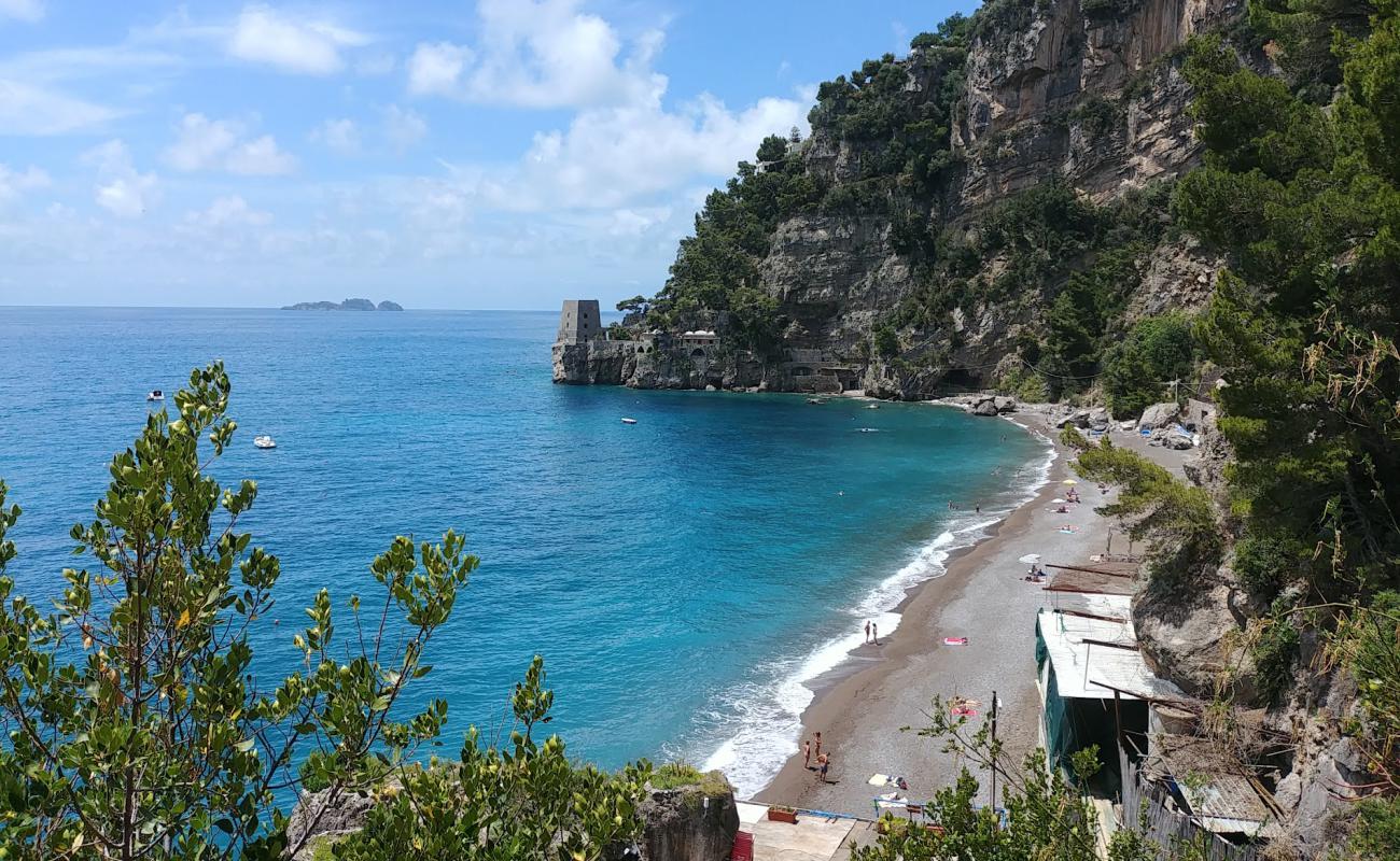 Foto af Fornillo Strand med grå fin sten overflade