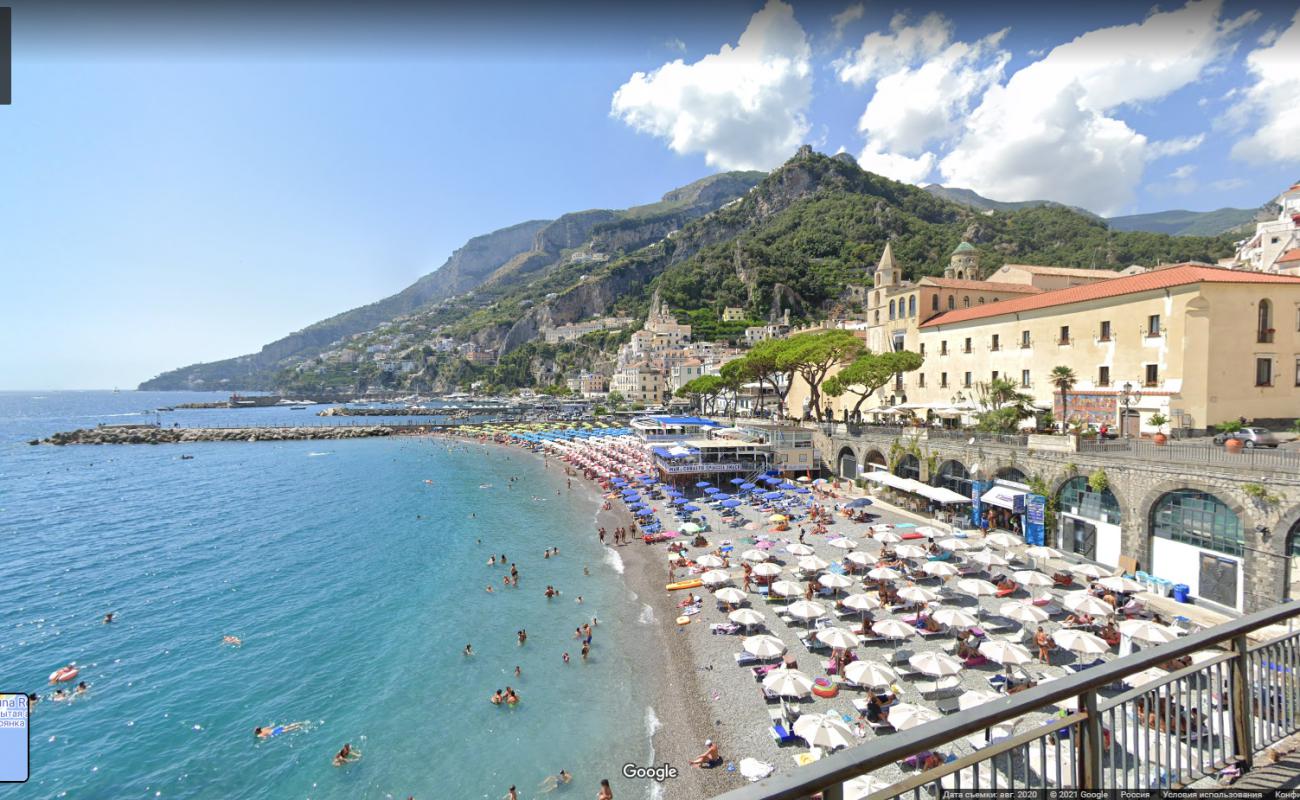 Foto af Amalfi beach bakket op af klipperne