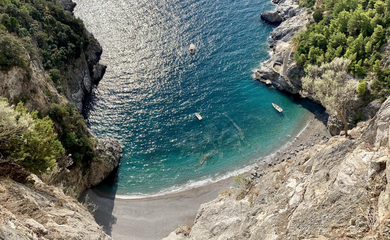 Foto af Spiaggia Cavallo Morto med grå fin sten overflade