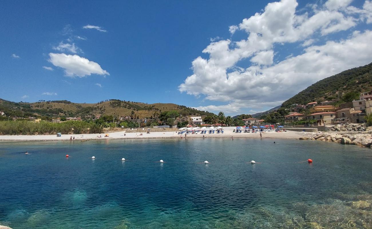 Foto af Lembo Di Mare med sort sand og småsten overflade