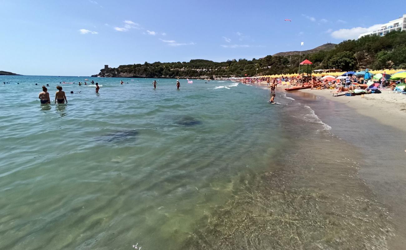 Foto af Calanca Strand med fin brunt sand overflade