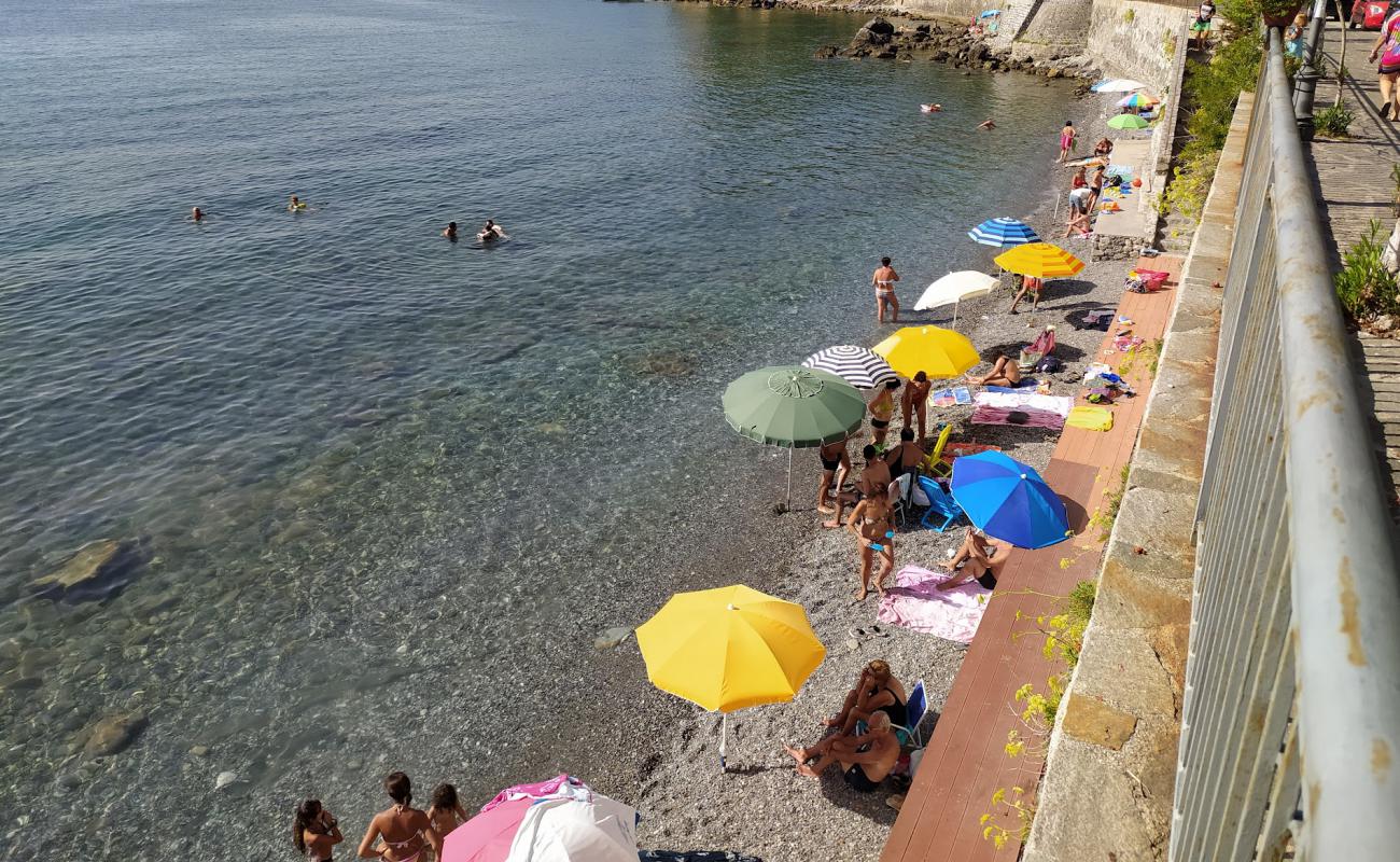 Foto af Spiaggia Della Tragara med grå sten overflade