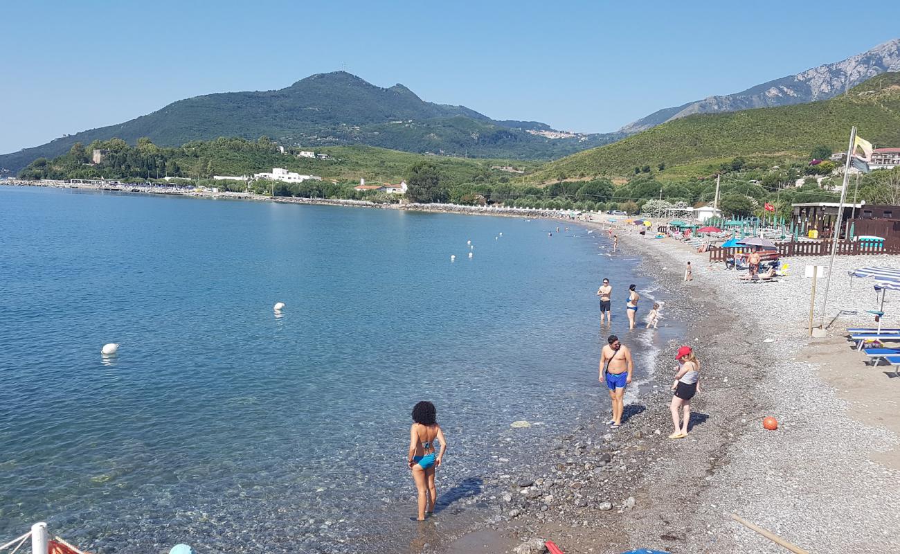 Foto af Lido Bussento beach med gråt sand og småsten overflade