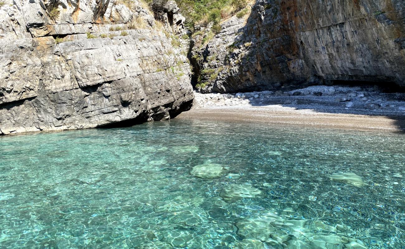 Foto af Spiaggia Di Mezzanotte med grå fin sten overflade