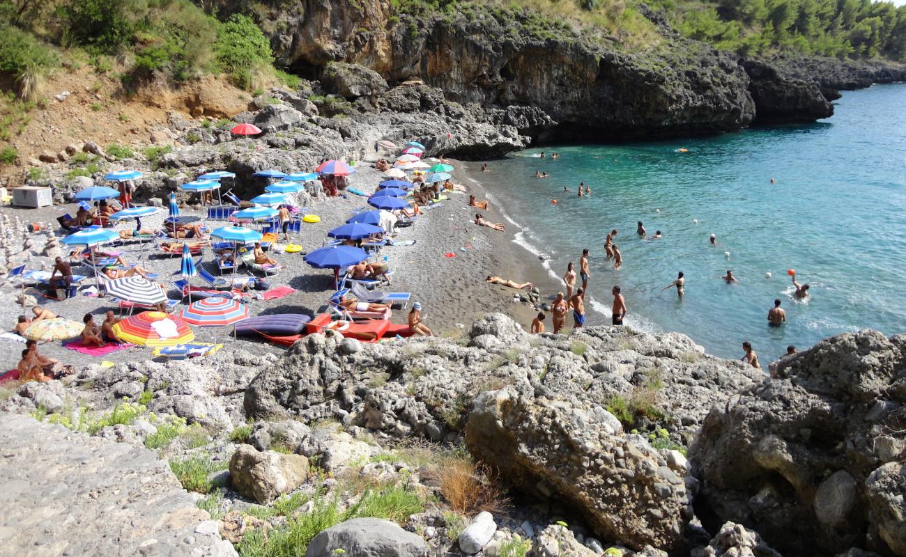 Foto af Spiaggia della Grotta med grå fin sten overflade