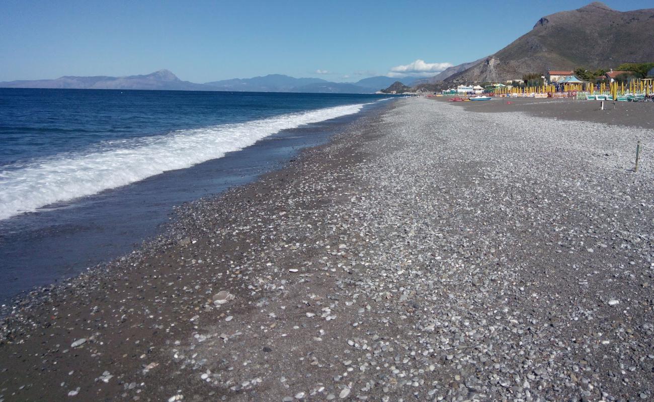 Foto af Spiaggia di Tortora med sort sand og småsten overflade