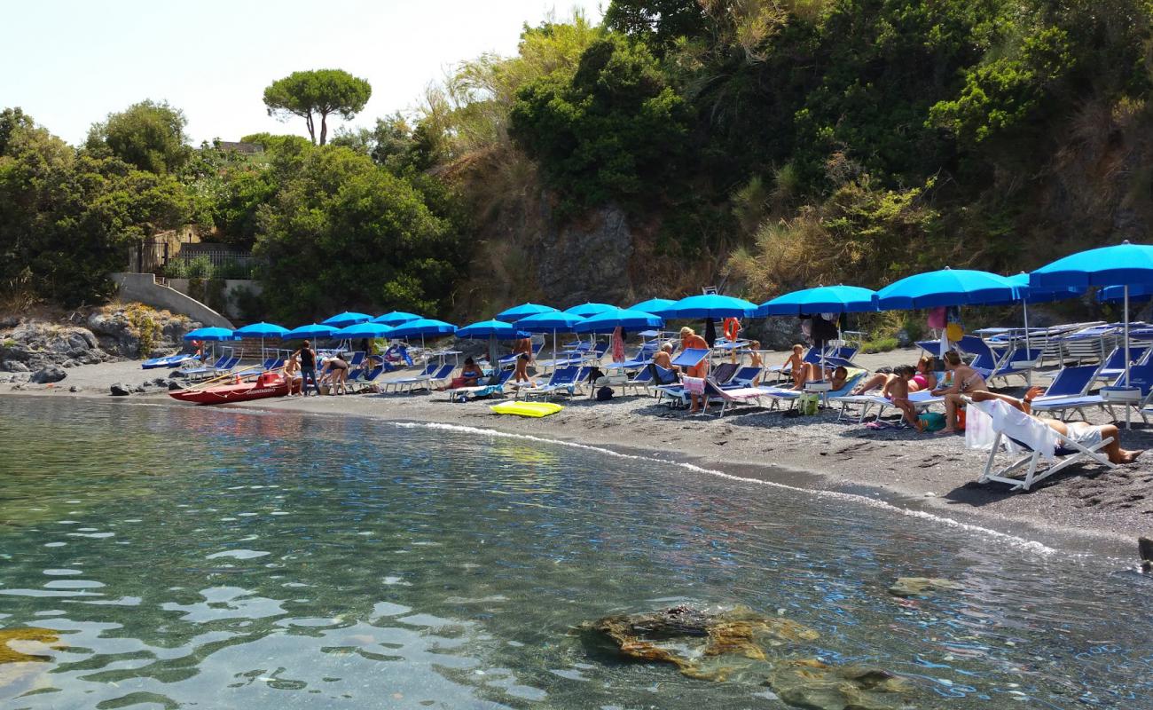 Foto af Spiaggia Le Terrazze med grå fin sten overflade