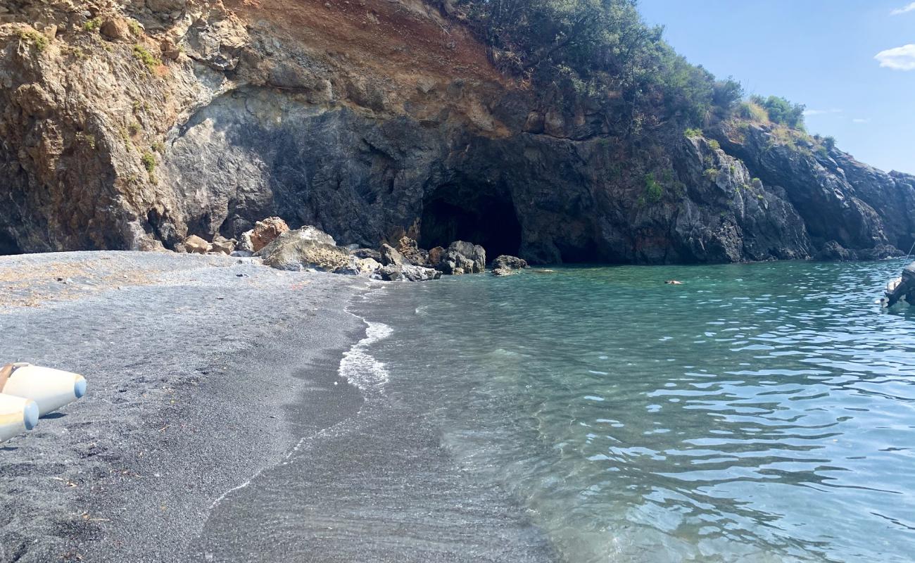 Foto af Caletta di Anjella med grå sten overflade