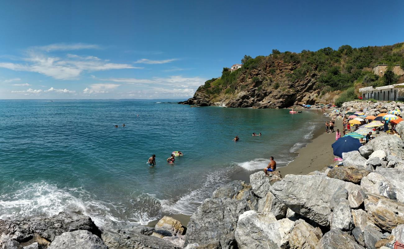 Foto af Cavinia beach med grå fin sten overflade