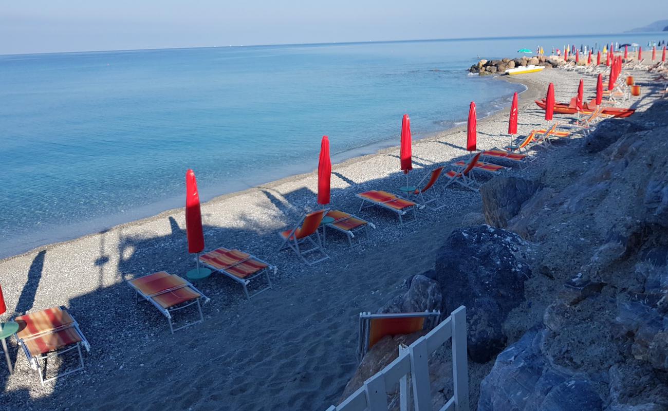 Foto af Marina di Fuscaldo beach med grå fin sten overflade