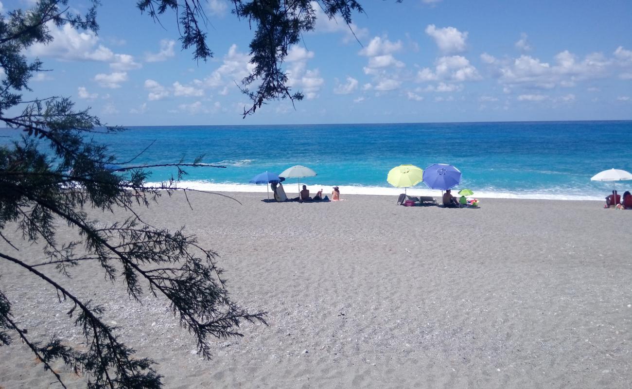 Foto af Marina di Belmonte beach med grå sand overflade