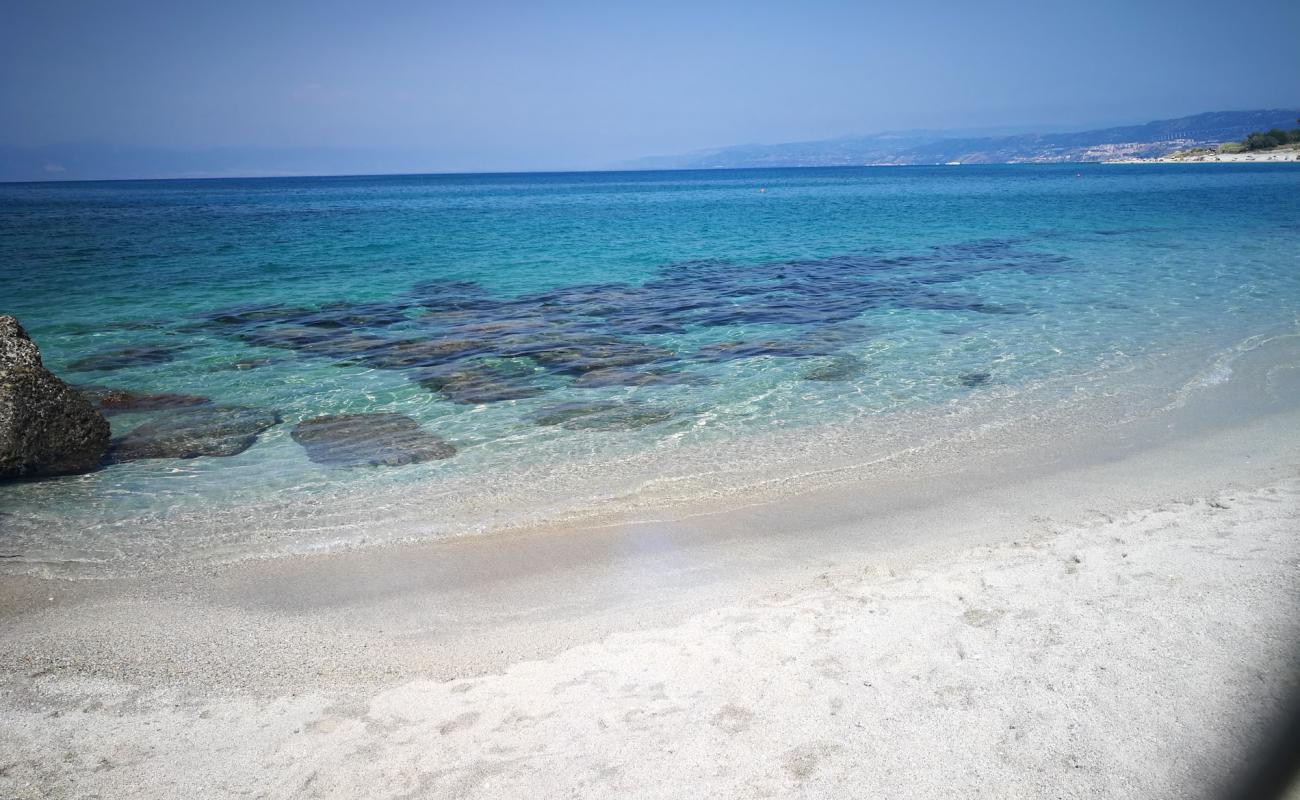 Foto af Spiaggia La Rocchetta med lys sand overflade