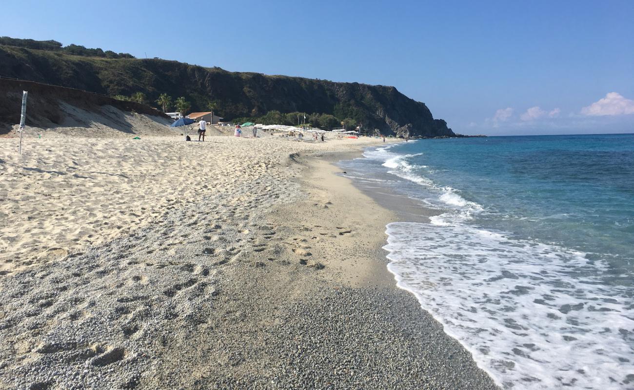 Foto af Spiaggia Tono med lys sand overflade