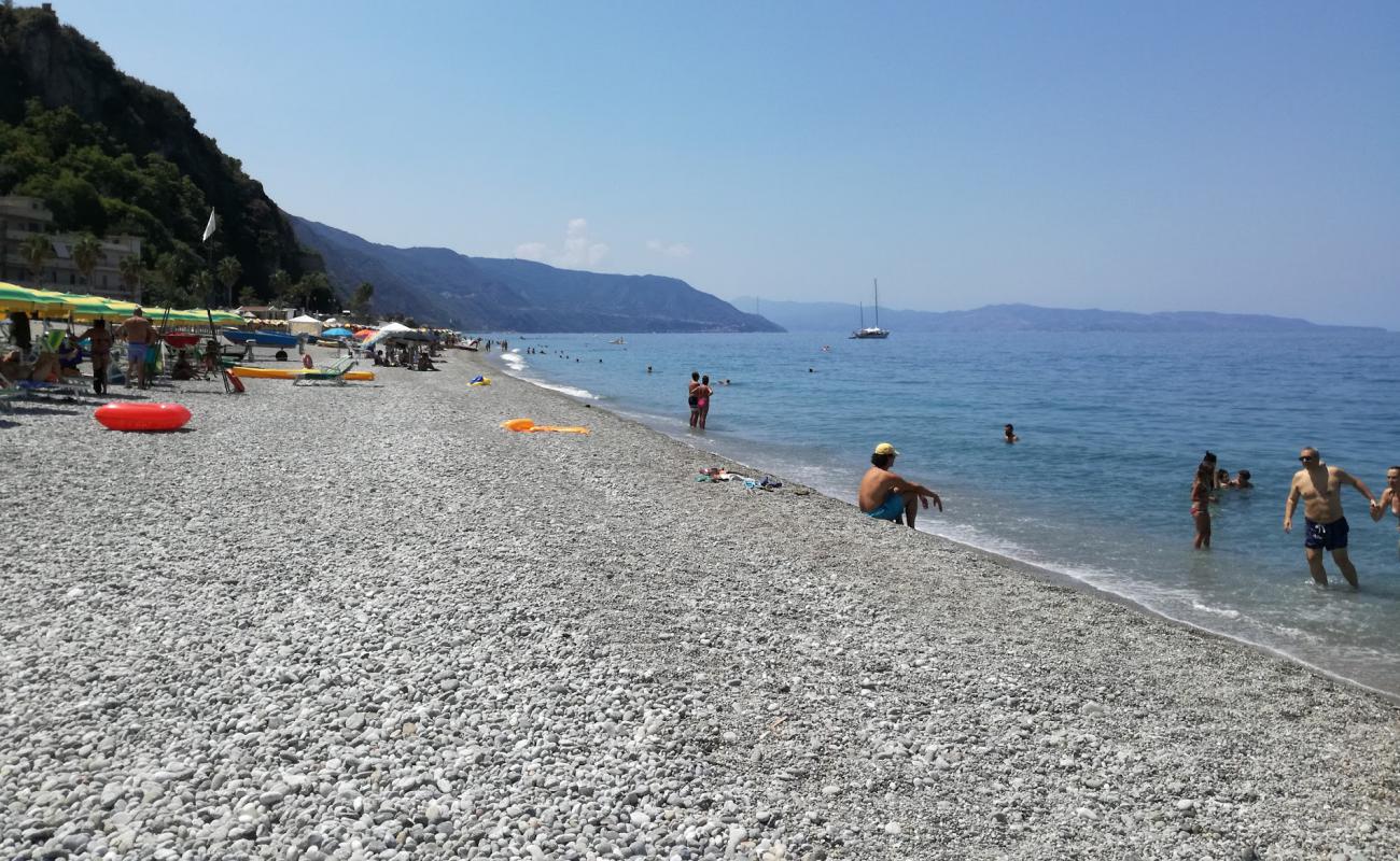 Foto af Favazzina beach med grå fin sten overflade