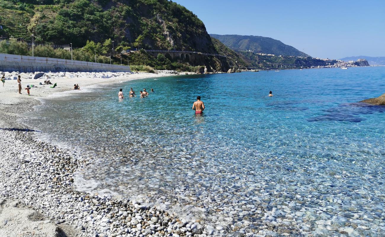 Foto af Spiaggia di Favazzina med grå sten overflade