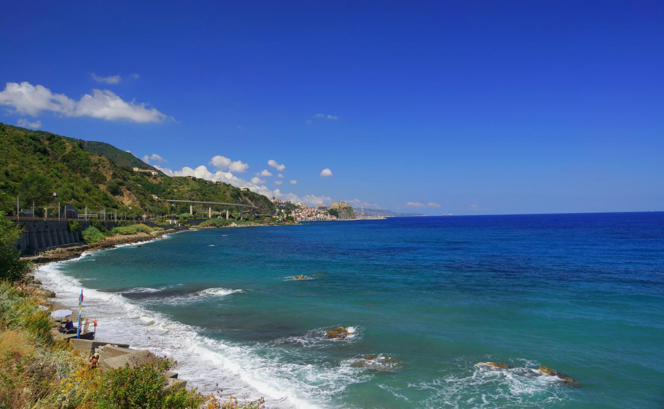 Foto af Spiaggia di Favazzina II med sten overflade