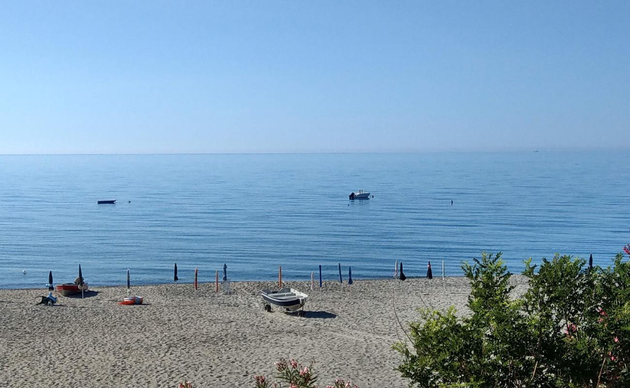 Foto af Capo Spartivento Village med grå sand overflade